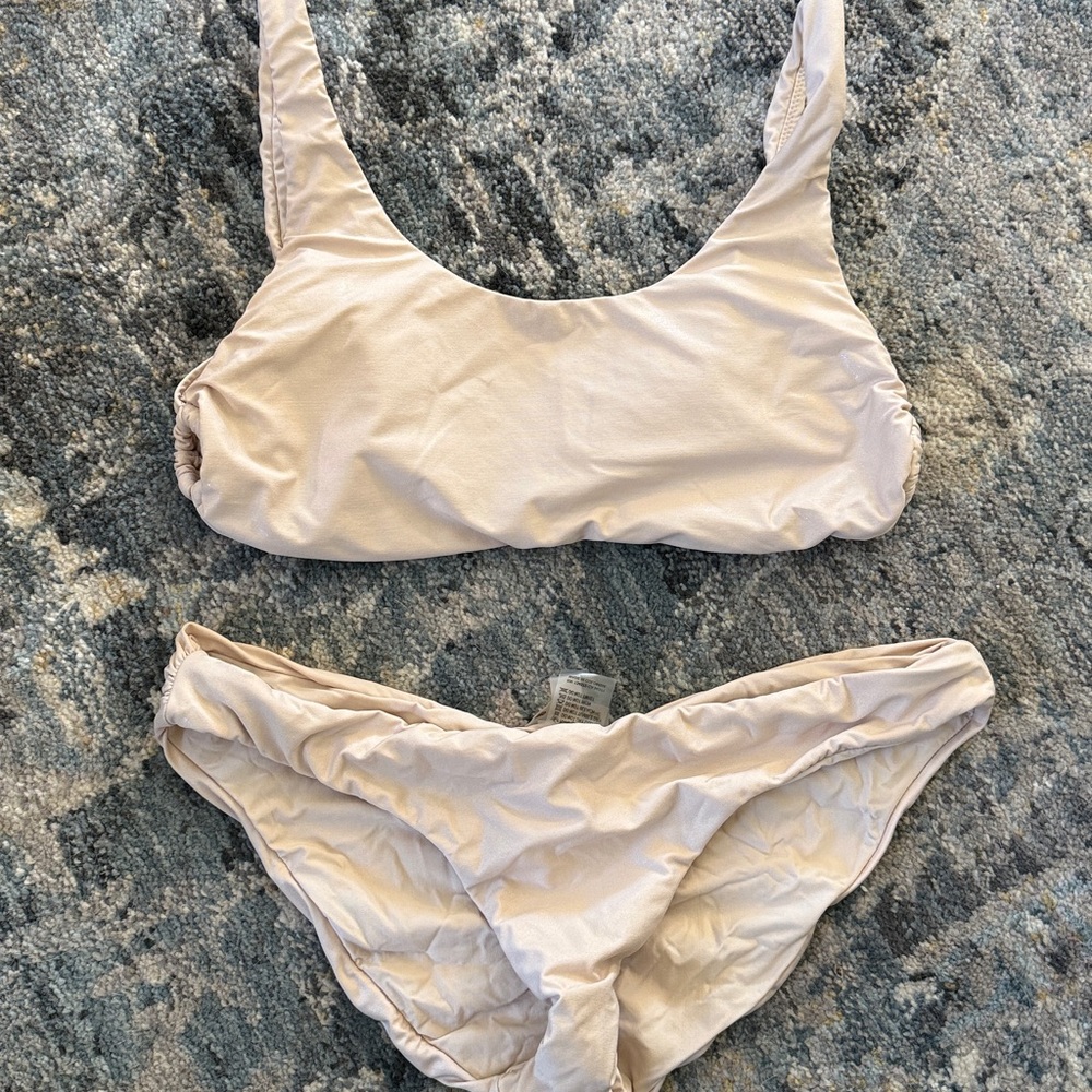 NWT PilyQ Shell Ring Side Ruched Bikini Set Size M - Picture 4 of 9